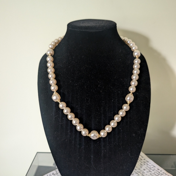 Vintage Faux Pearl Necklace - Picture 10 of 16